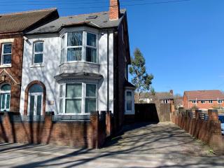 Spacious 6BR Victorian Home in 14 Somerford Near Wolverhampton Centre with Free Parking - 6