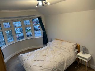 SUPER CONVENIENT FOR CENTRAL LONDON - LARGE 2 DOUBLE BED apartment 30 seconds walk to platform train station and 19 mins to London Waterloo - Londra - 5