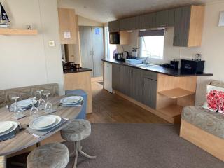 Lovely 8 Berth Caravan At Broadland Sands Holiday Park In Suffolk Ref 20016Bs - 5
