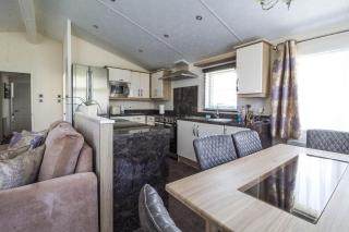 Luxury 6 Berth Lodge With Wifi At Broadland Sands In Suffolk Ref 20011Cv - 2