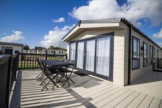 Stunning Lodge Full Sea Views At Broadland Sands In Suffolk Ref 20089Bs - 6