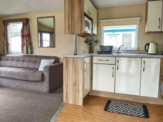 Lovely Caravan At Broadland Sands Holiday Park Nearby Lowestoft Ref 20011Bs - 4