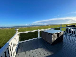 Beautiful Lodge With Full Sea Views At Broadland Sands In Suffolk Ref 20235Bs - 9