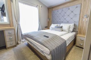 Beautiful Lodge With Full Sea Views At Broadland Sands In Suffolk Ref 20235Bs - 2