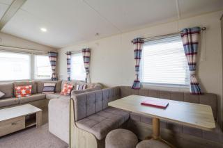 Lovely 6 Berth Caravan For Hire In Norfolk, By A Beautiful Beach! Ref 50030J - 9