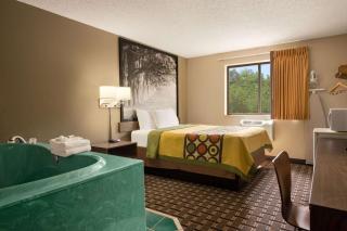 Super 8 by Wyndham Mayfield - 1