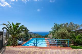 A 5 bedroom villa with pool & amazing sea view! - Sellía - 9