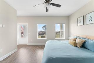 Downtown home + bay views + seafood market - 2