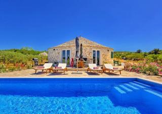 Villa Heritage - Historic Charm with Heated Pool & Children's Playground - 0