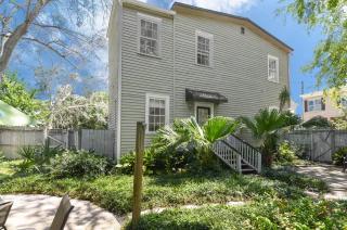 Charming Savannah Duplex Courtyard Parking - 7