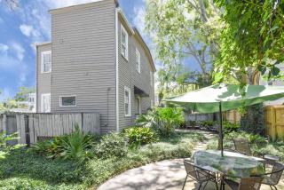 Charming Savannah Duplex Courtyard Parking - 5