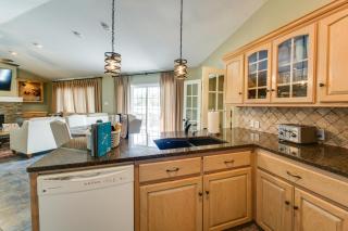 Stunning Lake Hamilton Getaway with Hot Tub! - 1