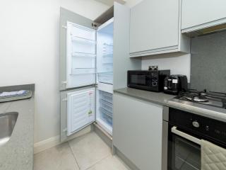 Pass the Keys Spacious 2BR Flat Modern Convenient - 5