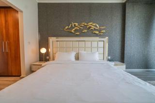 Spacious 3BR in Downtown, Direct Access to Dubai Mall & Metro, Burj Khalifa Views - 2