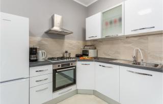 2 Bedroom Nice Apartment In Viskovo - 9