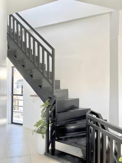 New Modern Suite Near Airport & Beach - 2