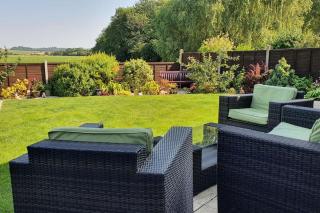 Self-contained annex with private entrance, double bed, kitchen, bathroom, free car park - Near Cambridge, Duxford Air Museum and Addenbrooke's Hospital - 0