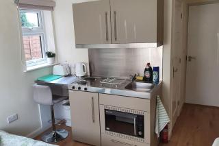 Self-contained annex with private entrance, double bed, kitchen, bathroom, free car park - Near Cambridge, Duxford Air Museum and Addenbrooke's Hospital - Cambridge - 3