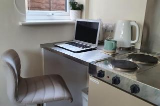 Self-contained annex with private entrance, double bed, kitchen, bathroom, free car park - Near Cambridge, Duxford Air Museum and Addenbrooke's Hospital - Cambridge - 1