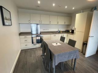 Balcony Marina Apartment With City Skyline Views - Free Secure Parking - Manchester - 3