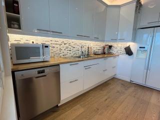 Stunning 5BR 16 Bed Home with Finnish Sauna & Jacuzzi 340 m2 - 3