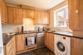 Central location -3 Beds, 2 baths , off-street parking, fast Wifi, sleeps 7 - 1