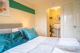 Saltbox Stays - 3 Bed with off-street parking, fast Wifi, sleeps 7, Central location - Ashby de la Zouch - 2
