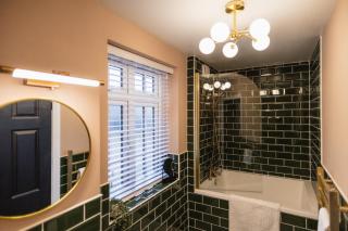 The Old Coach House, Gorgeous 3 Bed, Central, Modern, Parking, King Bed, HUGE Bath - 6