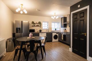 The Old Coach House, Gorgeous 3 Bed, Central, Modern, Parking, King Bed, HUGE Bath - Yeovil - 1