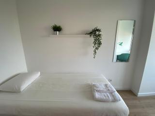 Carcavelos Beach & Nova SBE Shared Serviced Apartment 24 - Oeiras - 1