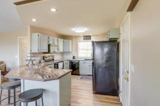 Charming Edgemont Home with Deck and Lake Views! - Fairfield Bay - 1