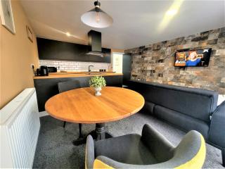 New County Hotel & Serviced Apartments by RoomsBooked - Gloucester - 3