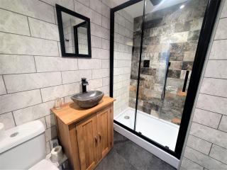 New County Hotel & Serviced Apartments by RoomsBooked - 5