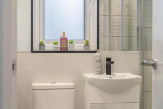 Modern Split Level 2BR Spacious Apt Maida Vale - 6