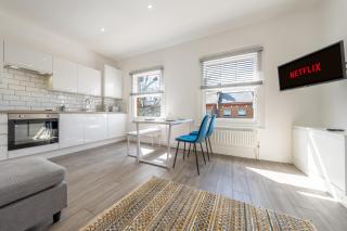Modern Split Level 2BR Spacious Apt Maida Vale - 0