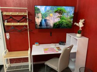 Exklusive Stadtwohnung am Elbradweg: Best-Preis-FEWO Rathausblick 1 für max. 3 Pers. inkl. WLAN, Prime Video & Self Check-In - Wittenberge - 2