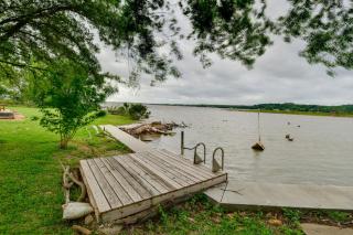 Sunny Lakefront Family Paradise with Deck and 2 Kayaks - Granbury - 8
