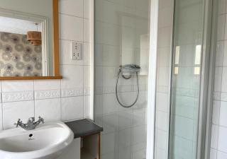 Ashford Holiday Home Sleeps 5 WIFI Parking - Kent - 8