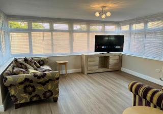 Ashford Holiday Home Sleeps 5 WIFI Parking - 2