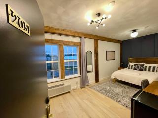 205 - Queen Suite - Waunakee - 8