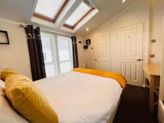 2 Bedroom Lodge TH35, Nodes Point, St Helens, Isle of Wight - Saint Helens - 1