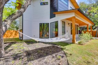 Chic Austin House with Spacious Backyard and Hammock - Austin - 0