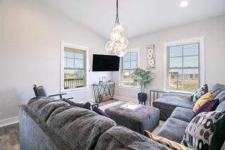 Steps Away from Cruisin' the Coast , Gulfport 2BR, Game Room, and Free Parking - 7