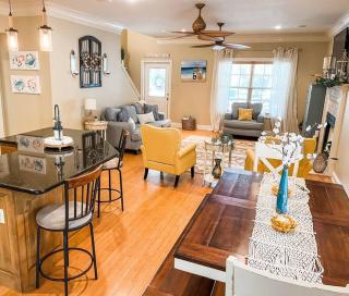 Pet Friendly Cottage Nestled in the Pines with Cozy Fire Pit only Minutes to BEACHES - Dauphin Island - 2
