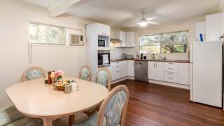 Pet Friendly Cottage With Waterviews - Bongaree - 6