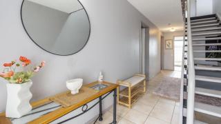 Beautiful Townhouse With Water Views - Sandstone Point - 4