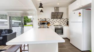 Family Home With Pool and Guest House - Banksia Beach - 9