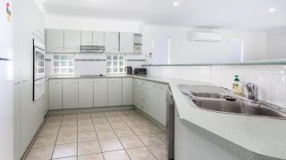 Dog Friendly Home With Canal Views - Banksia Beach - 6