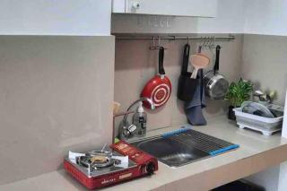 Minimalist room at The Nest Apartment by Popobella Near Puri Indah West Jakarta - Giacarta - 8
