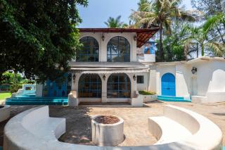 StayVista's Casa Blanca - Modern elegance with a pool, spacious lawn & diverse activities - Karjat - 8
